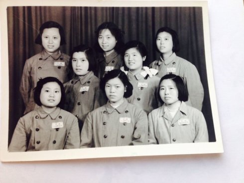 1952年新疆军区后勤部部分女兵合影，前排中为黄帼英。